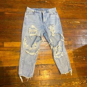 AMERICAN EAGLE MOM JEANS